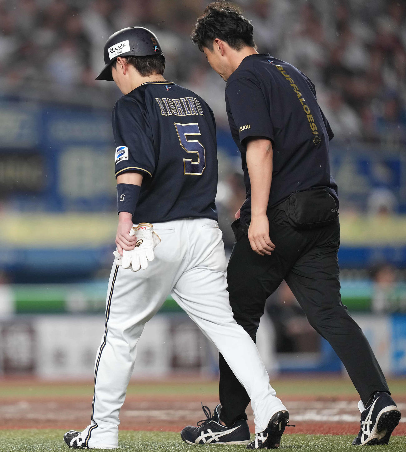ロッテ対オリックス　4回表オリックス2死、内野安打を放った後、治療のためベンチへ下がる西野。そのまま代走を送られ交代となる（撮影・鈴木みどり）