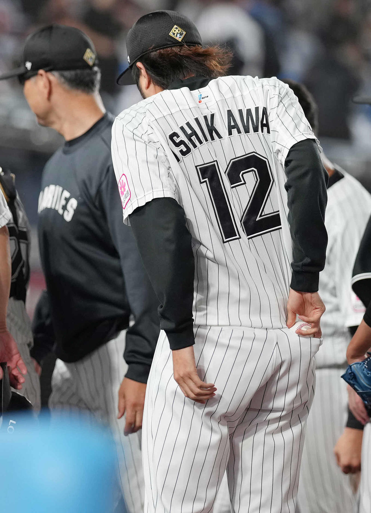 ロッテ対オリックス　勝利投手のロッテ石川歩はウイニングボールをしまう（撮影・鈴木みどり）