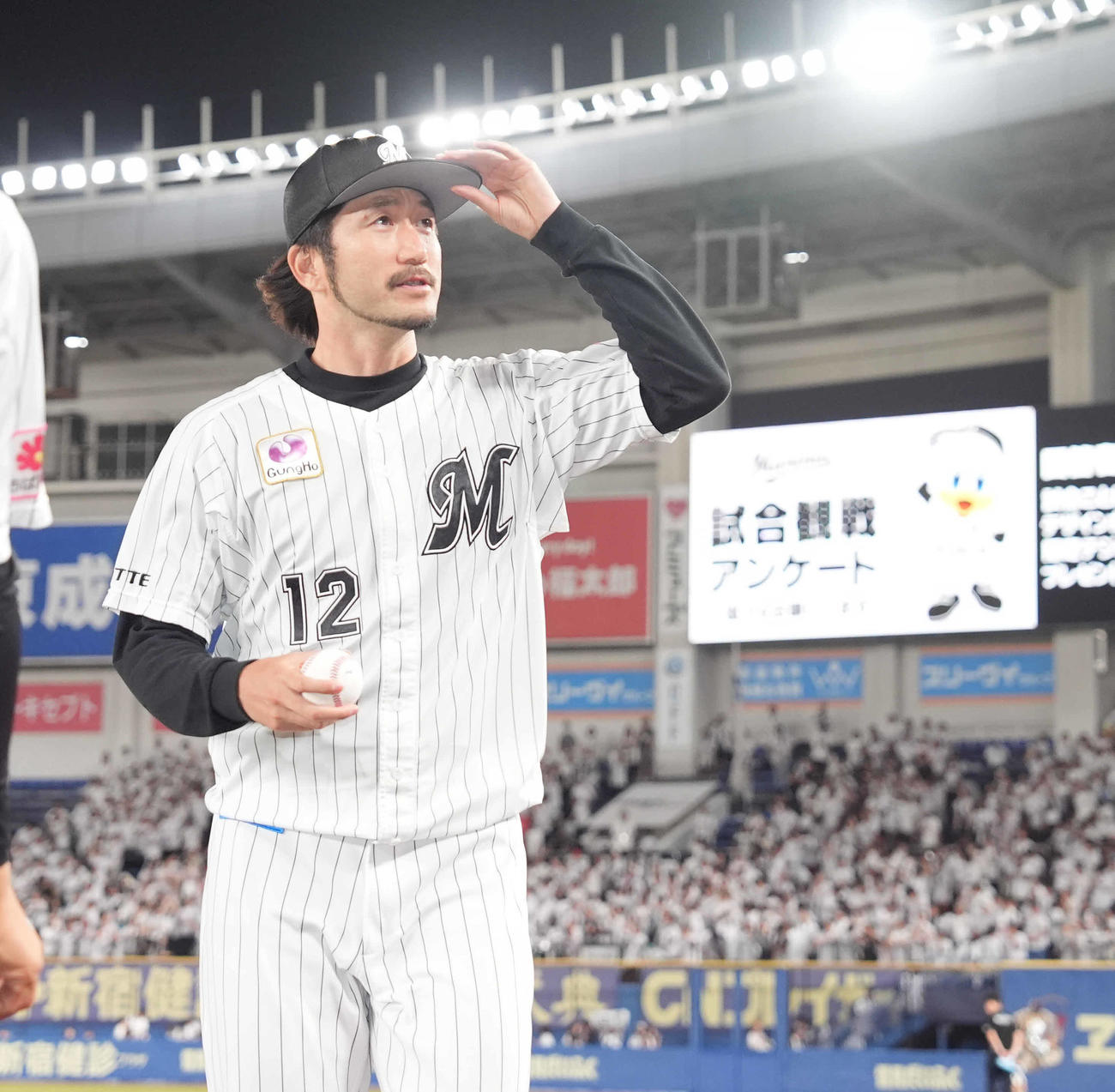 ロッテ対オリックス　勝利投手のロッテ石川歩はウイニングボールを手にベンチへ戻る（撮影・鈴木みどり）