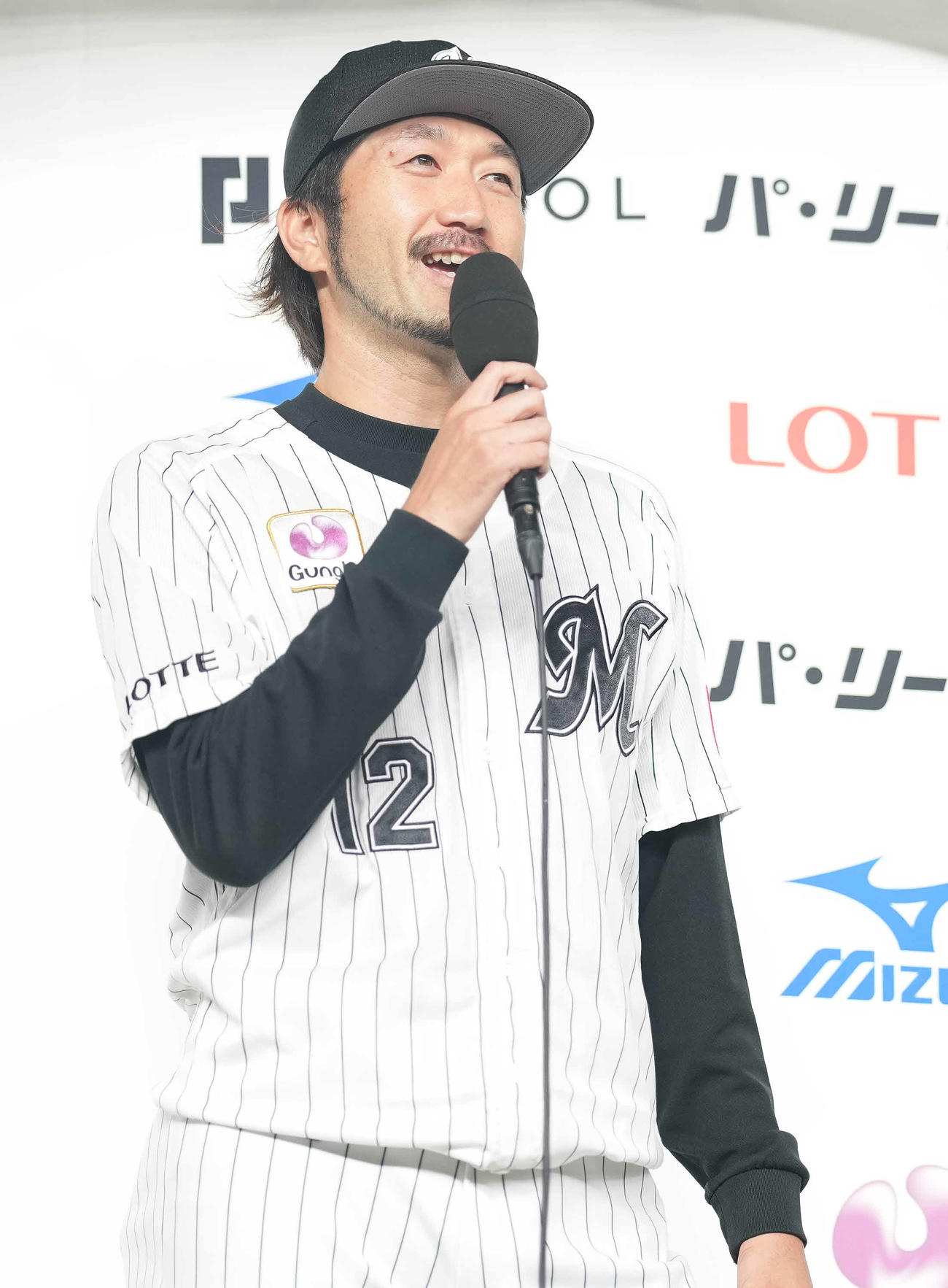 ロッテ対オリックス　勝利投手のロッテ石川歩はヒーローインタビューで笑顔（撮影・鈴木みどり）