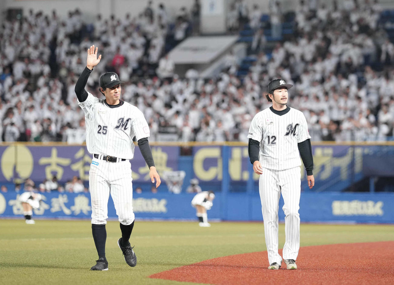 ロッテ対オリックス　ファンの声援に応えるロッテ岡（左）と石川歩（撮影・鈴木みどり）