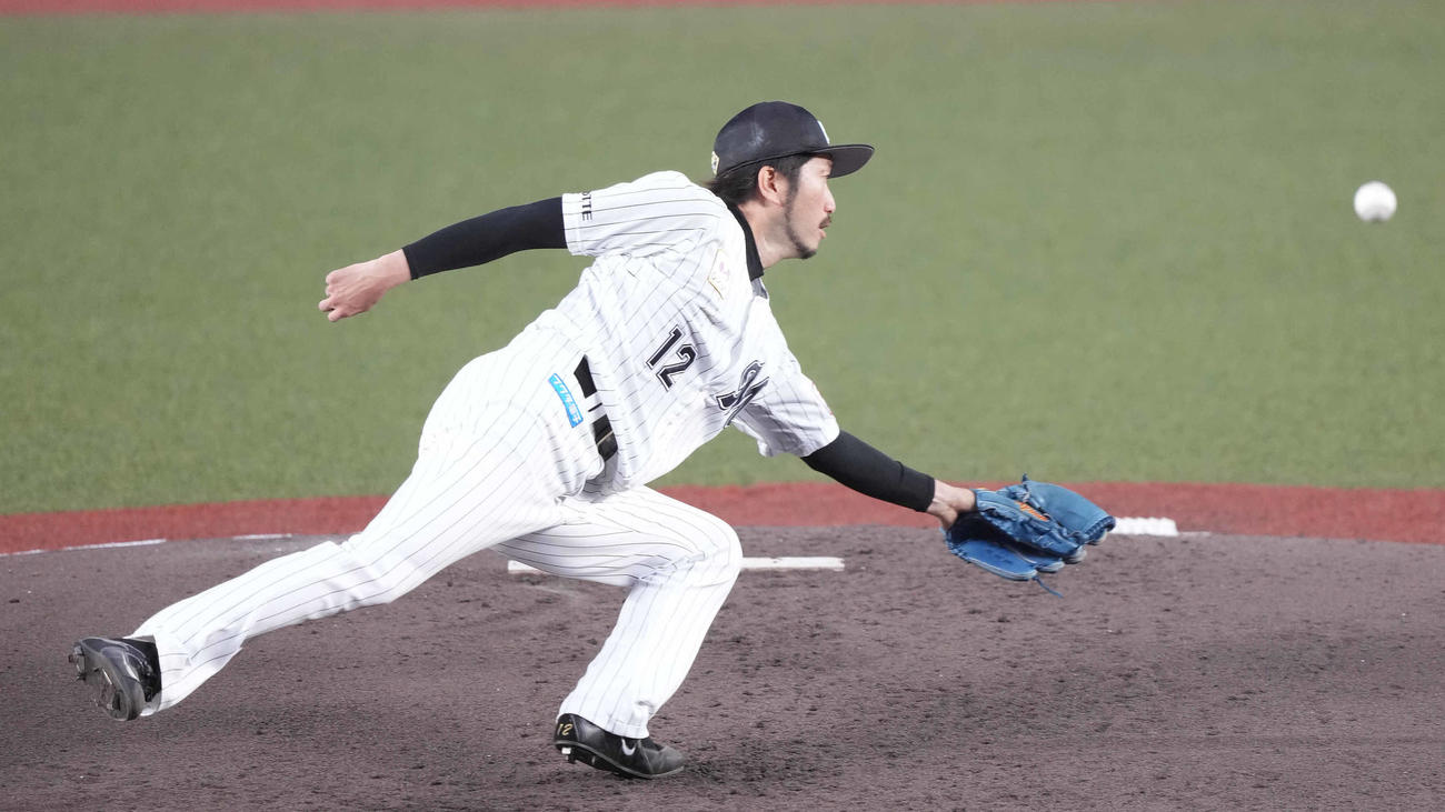 ロッテ対オリックス　2回表オリックス無死、紅林の打球に反応する石川歩（撮影・鈴木みどり）