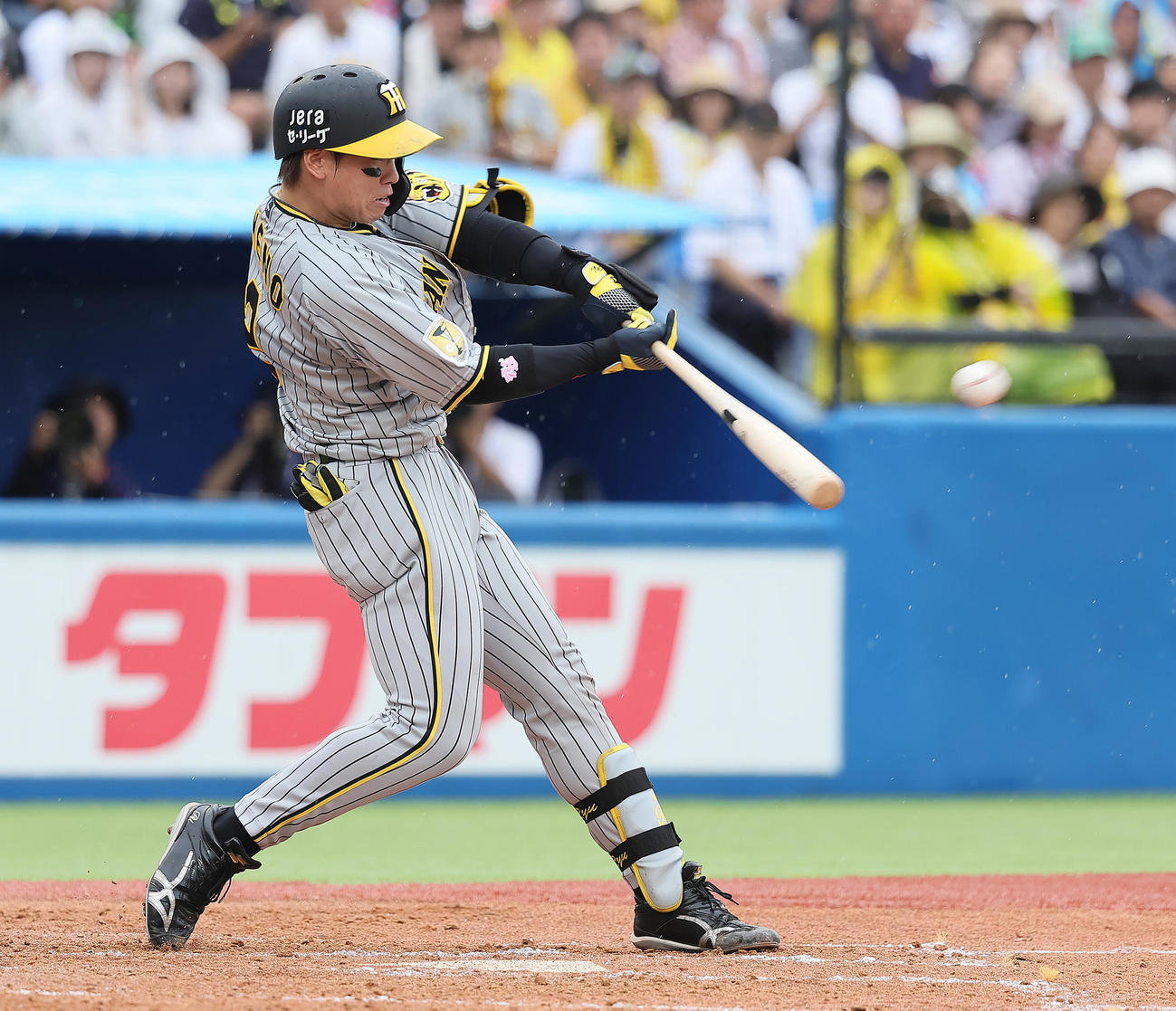 ヤクルト対阪神　4回表阪神2死一塁、梅野は左適時二塁打を放つ（撮影・足立雅史）