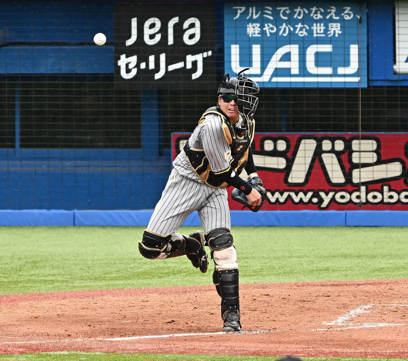 ヤクルト対阪神　3回裏ヤクルト2死一塁、宮本の二盗を刺す捕手梅野（撮影・滝沢徹郎）　