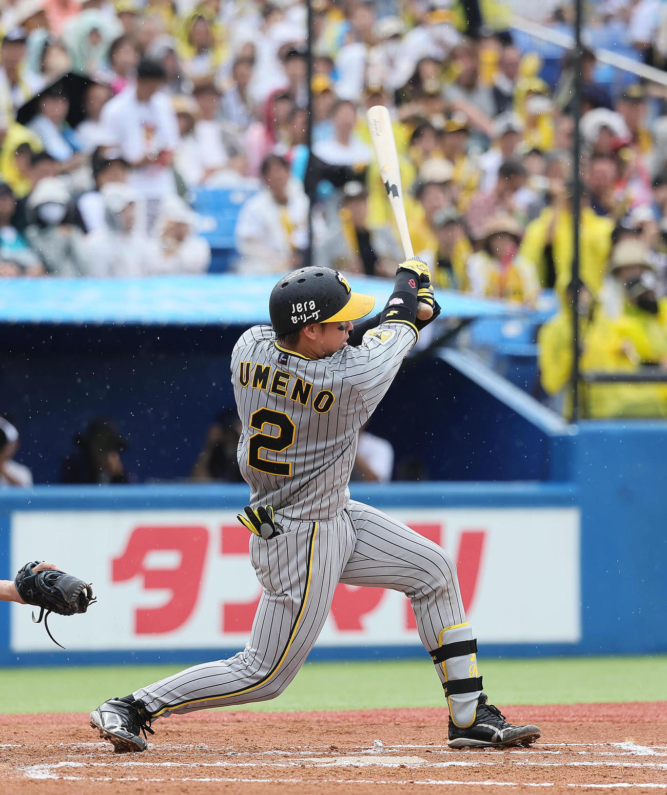 ヤクルト対阪神　6回表阪神2死二塁、梅野は適時打を放つ（撮影・足立雅史）