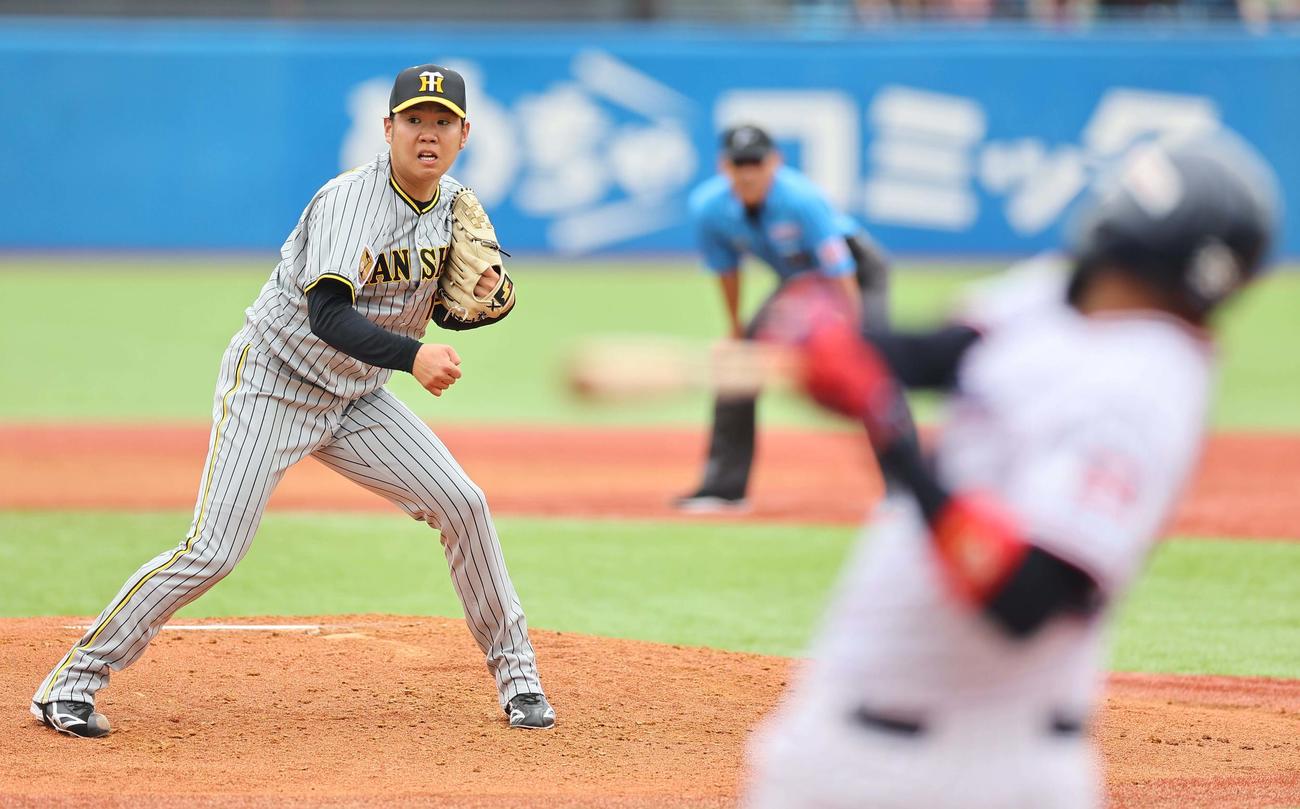 ヤクルト対阪神　1回裏ヤクルト2死一、二塁、西勇はサンタナを三ゴロに打ち取る（撮影・上田博志）