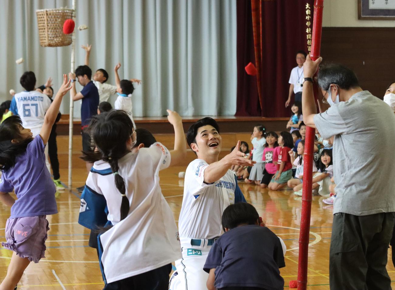 北広島大曲小の子どもたちと玉入れをする日本ハム清宮（撮影・永野高輔）