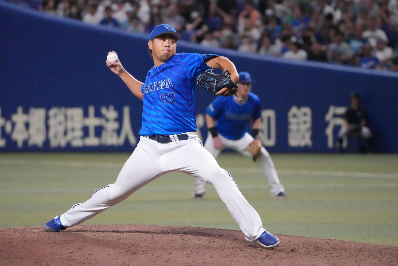 中日対DeNA 8回裏、DeNA4番手で登板する堀岡（撮影・森本幸一）