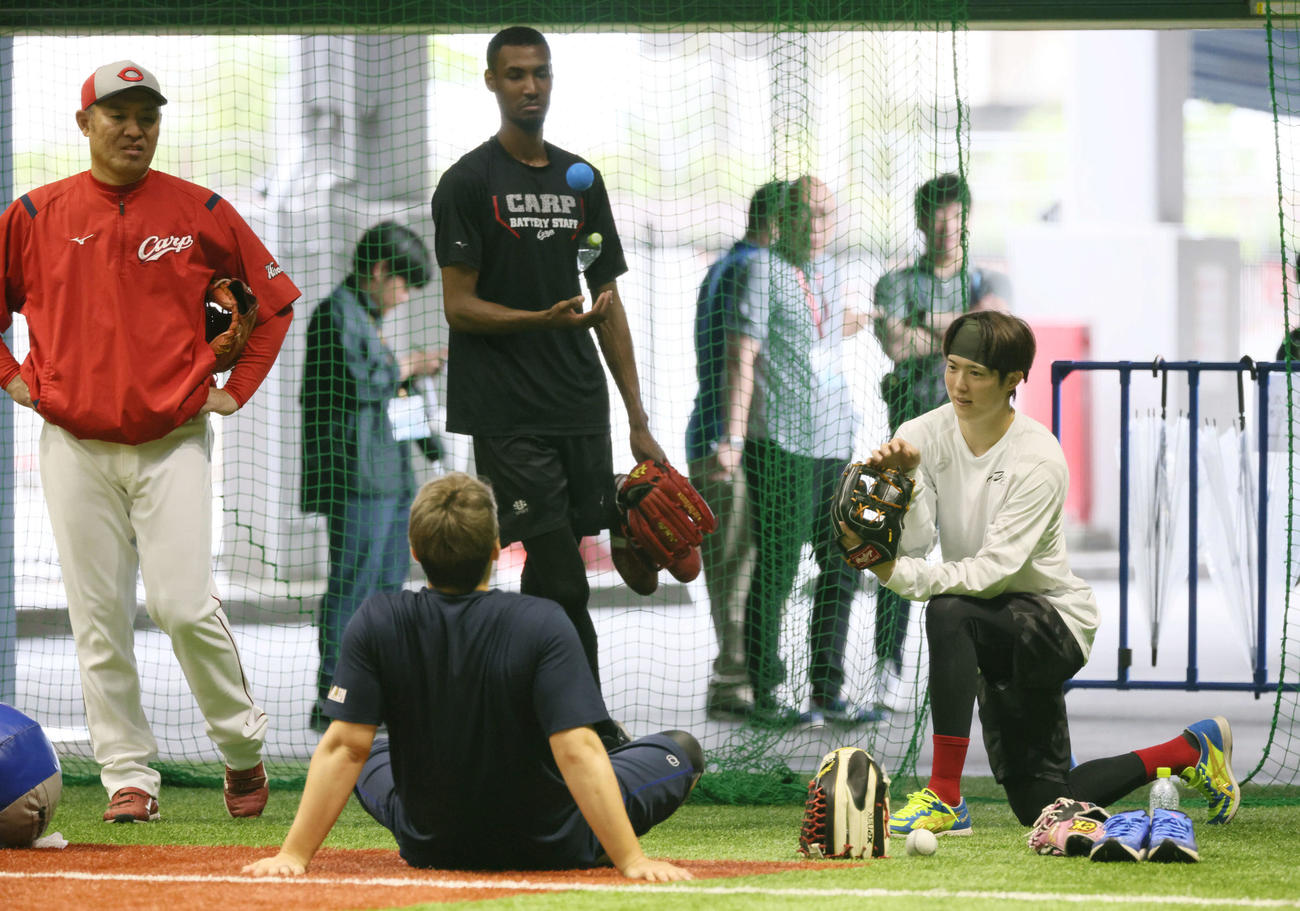 投手指名練習で話し合う右から広島森下暢、アドゥワ、九里、菊地原投手コーチ（撮影・加藤孝規）