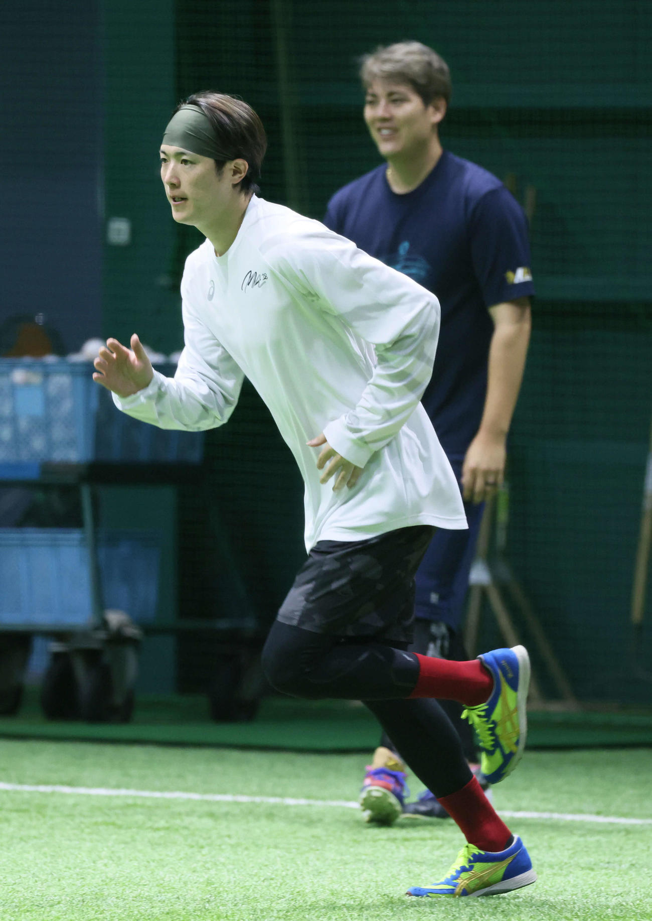 投手指名練習で走り込む広島森下。右は九里（撮影・加藤孝規）