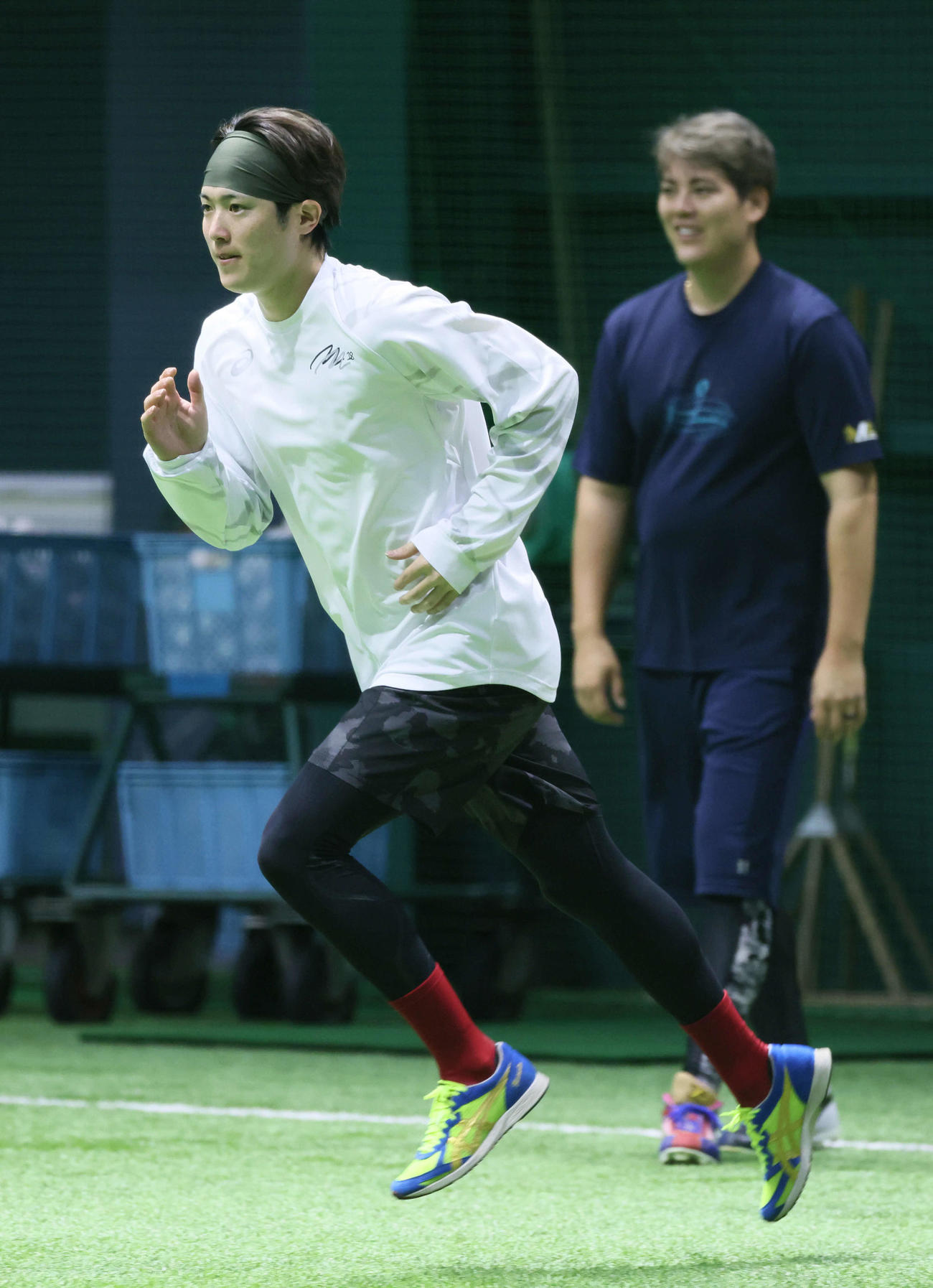 投手指名練習で走り込む広島森下。右は九里（撮影・加藤孝規）