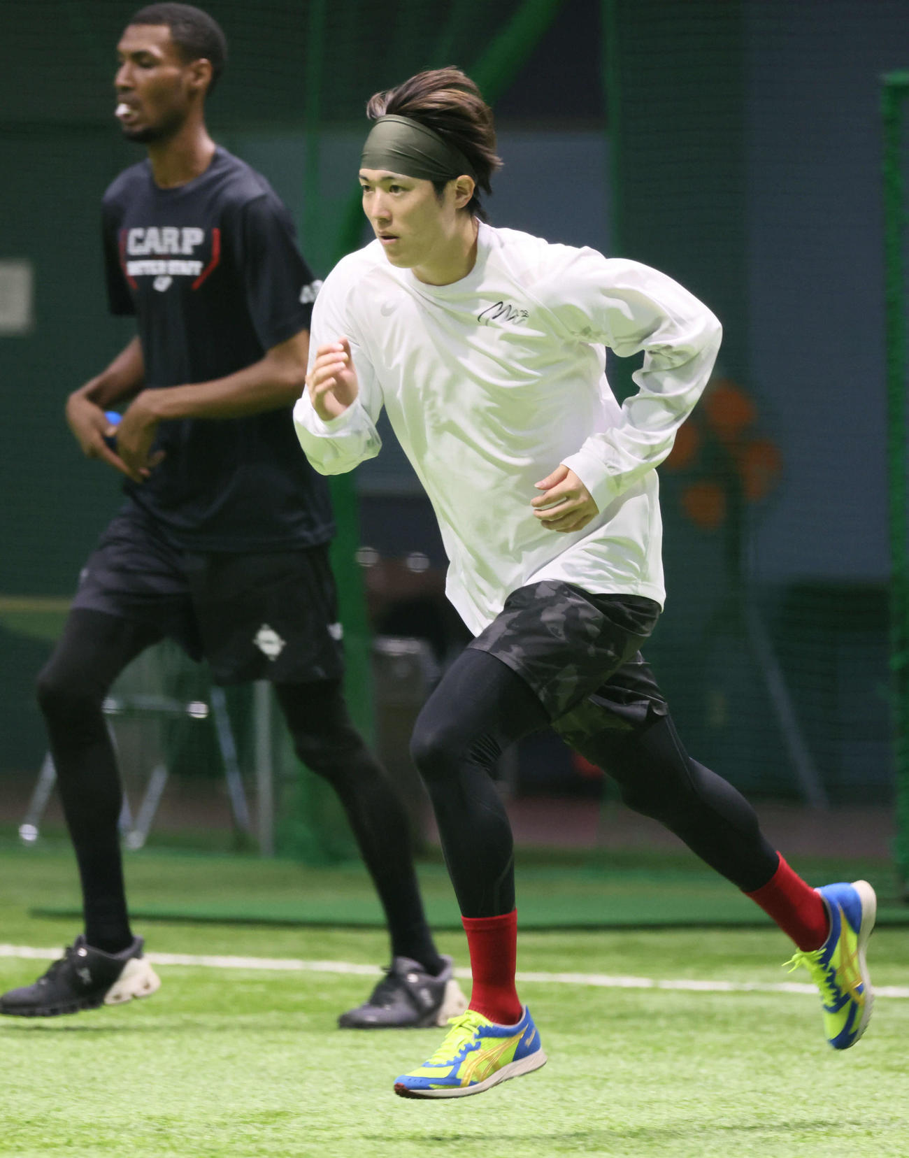 投手指名練習で走り込む広島森下。左はアドゥワ（撮影・加藤孝規）