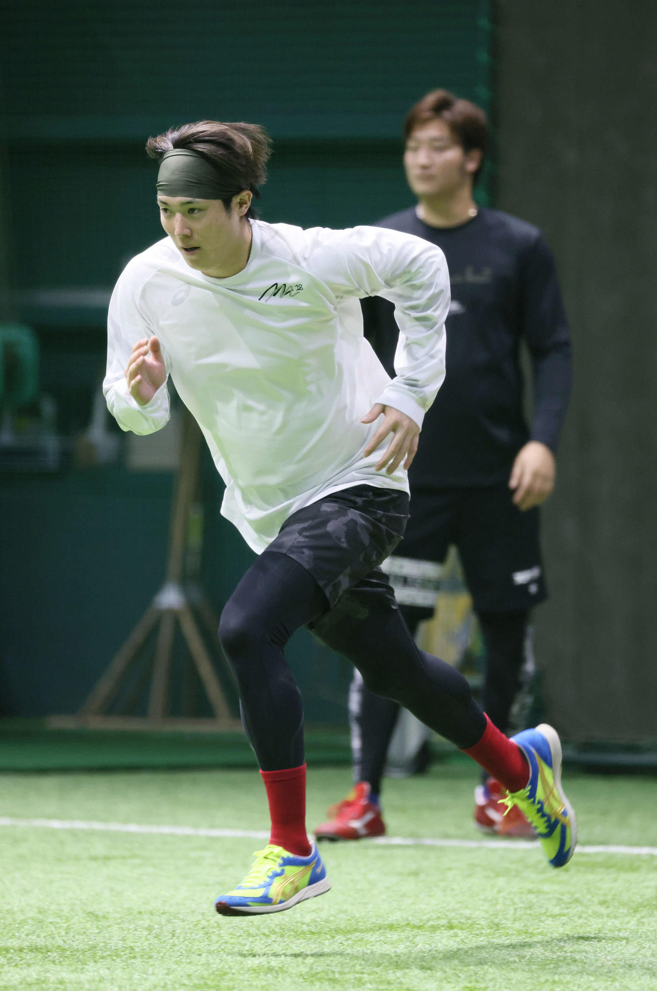 投手指名練習で走り込む広島森下。右後ろは床田（撮影・加藤孝規）
