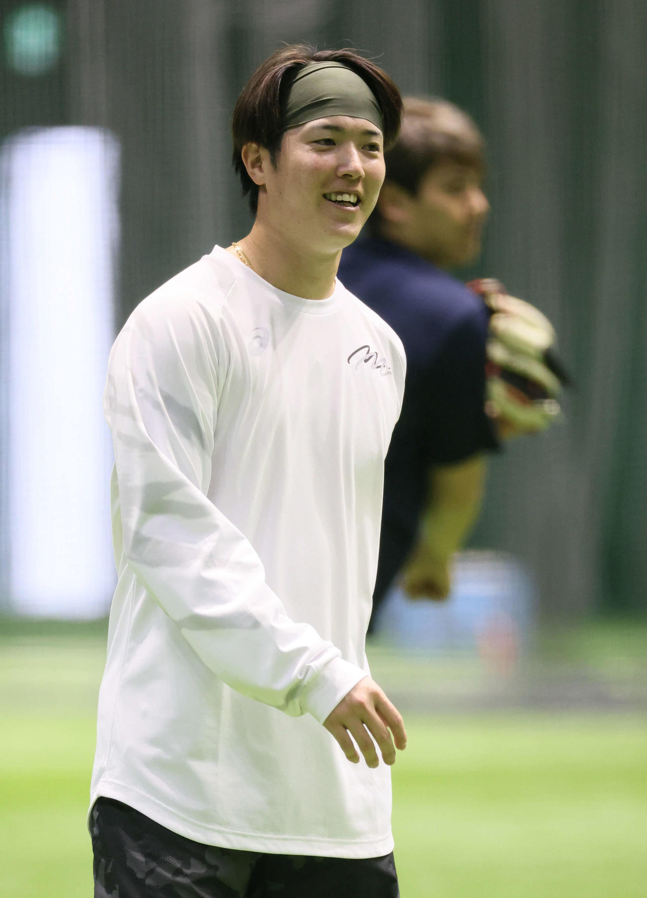 投手指名練習で笑顔をみせる広島森下。右後ろは九里（撮影・加藤孝規）