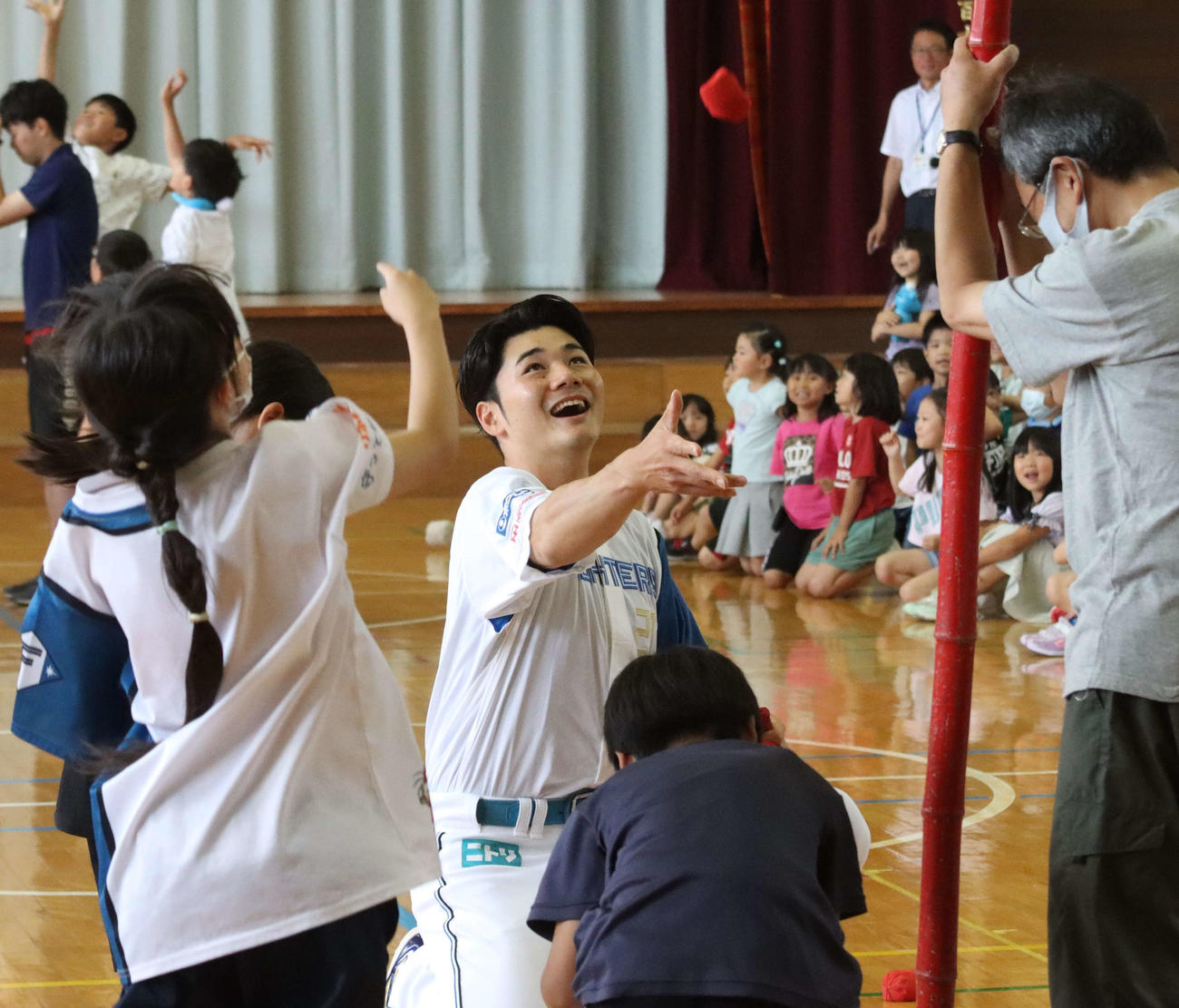 北広島大曲小の子どもたちと玉入れをする日本ハム清宮（撮影・永野高輔）