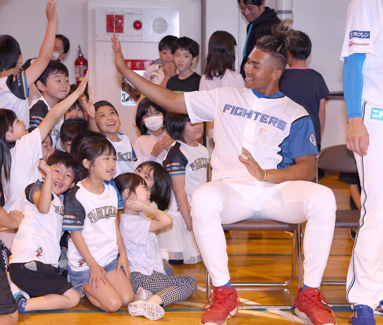 札幌市内の小学校を訪問し子どもたちとハイタッチする日本ハム水谷（撮影・黒川智章）