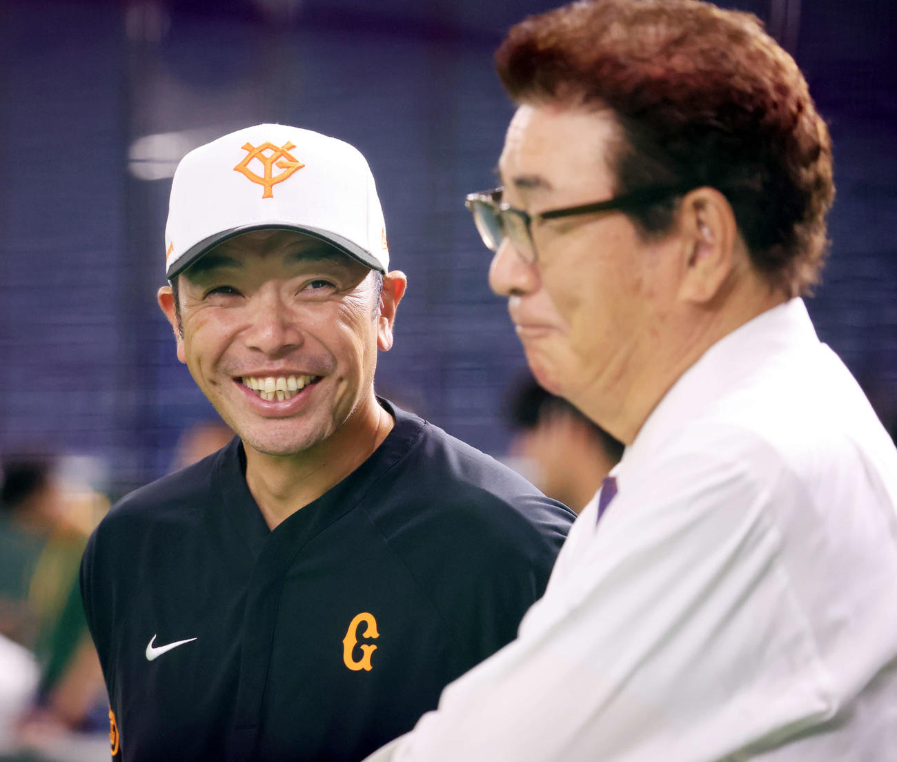 6月30日、視察に訪れた山本浩二氏（右）と笑顔で握手する巨人阿部監督