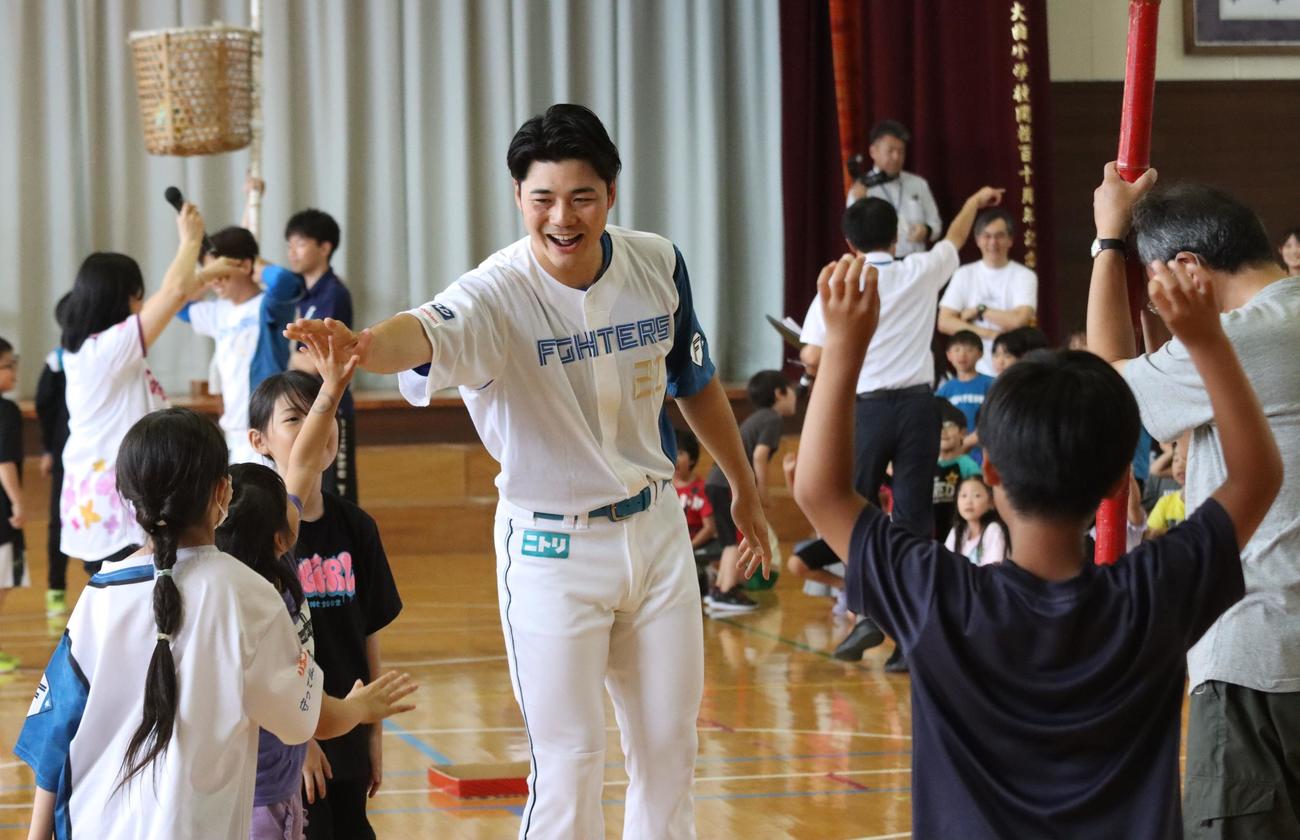 北広島大曲小の子どもたちと交流する日本ハム清宮（撮影・永野高輔）