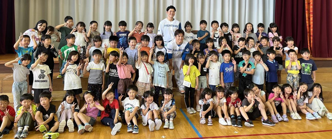 北広島大曲小の子どもたちと交流した日本ハムの清宮（最後列中央）と山本拓（3列目中央）（撮影・永野高輔）