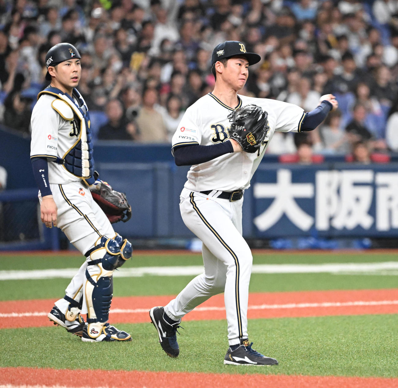 6月25日ソフトバンク戦の6回、バントを一塁悪送球する曽谷