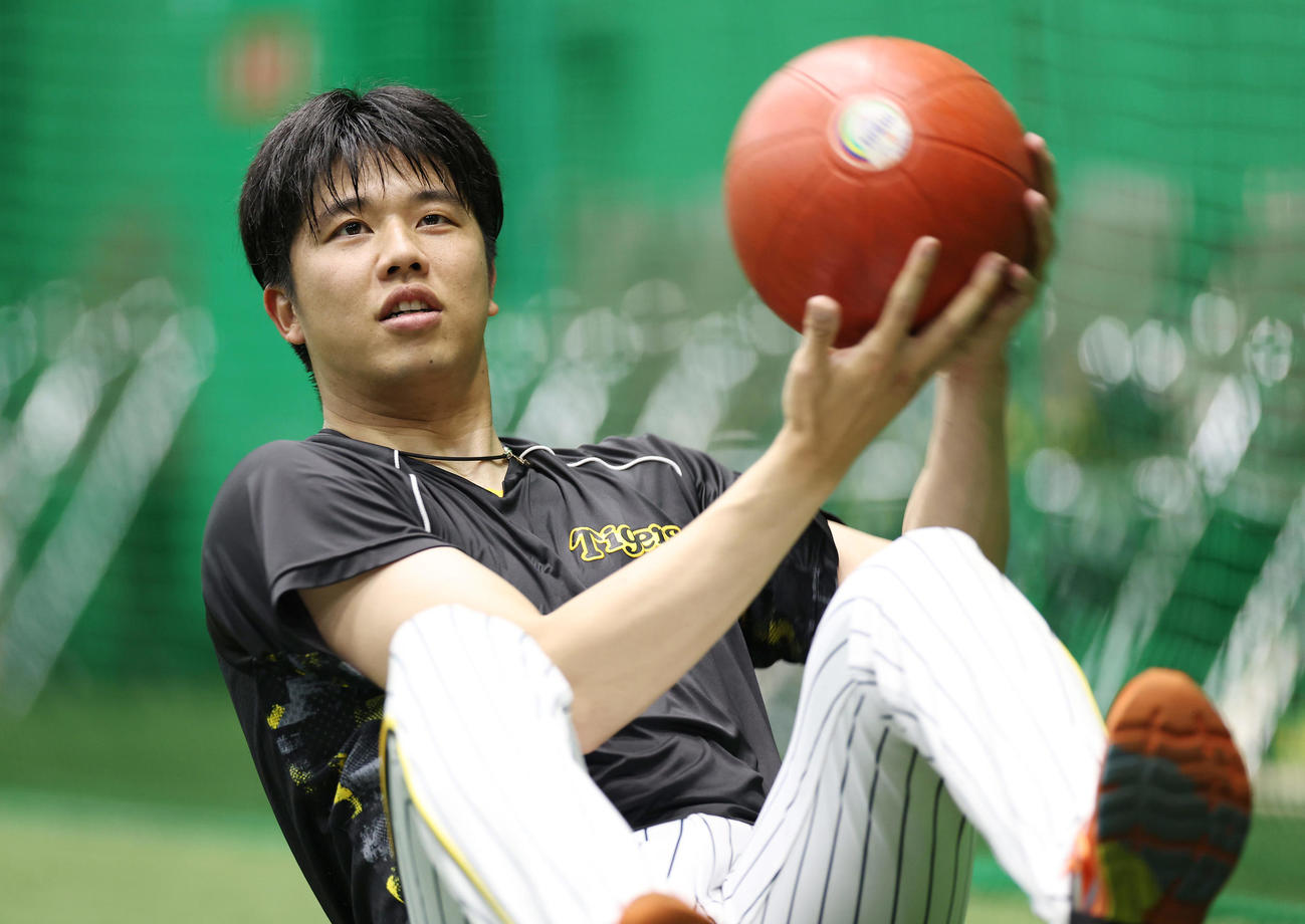 メディシンボールを使ったトレーニングを行う阪神才木（撮影・前田充）