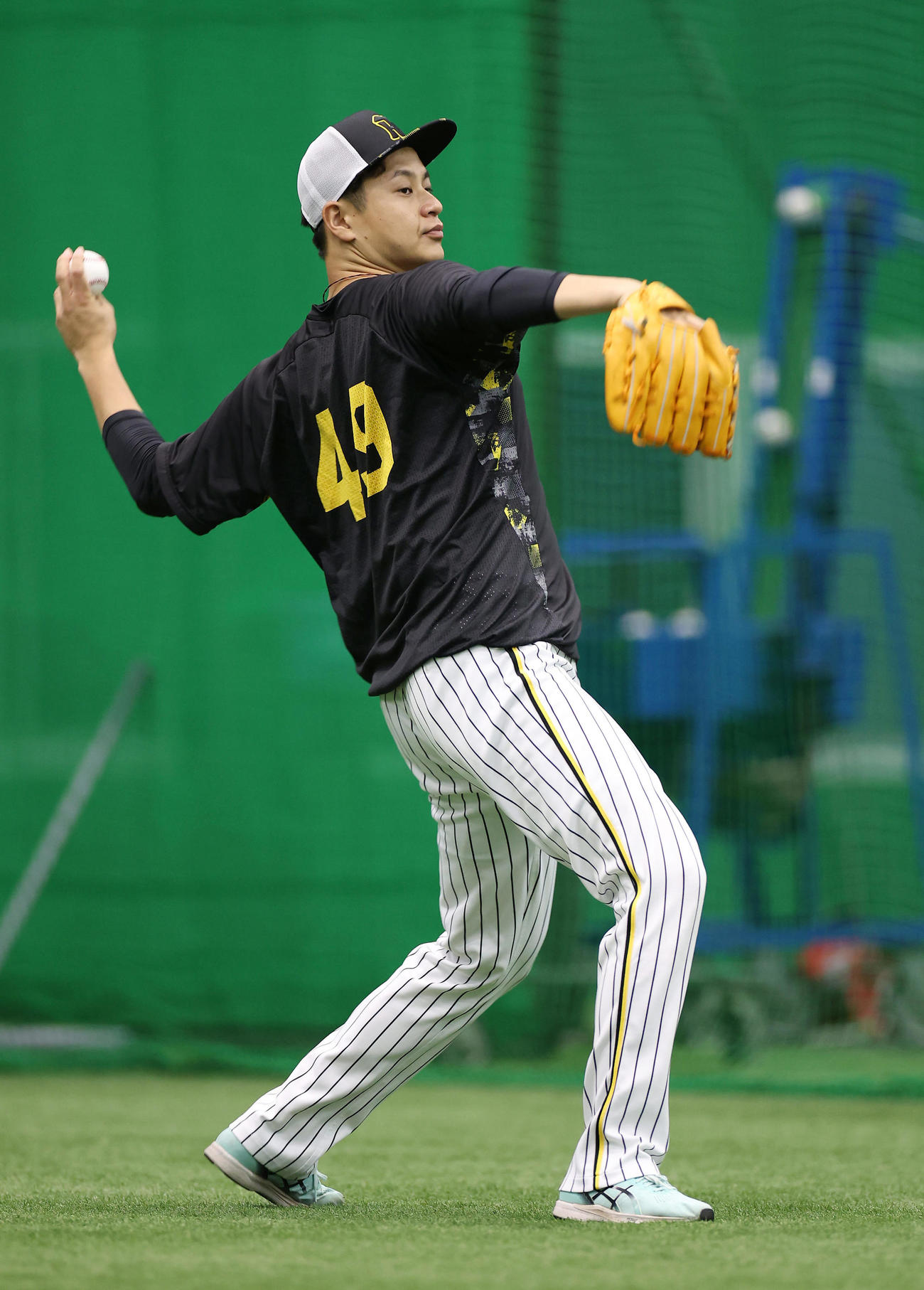 キャッチボールで調整する阪神大竹（撮影・前田充）
