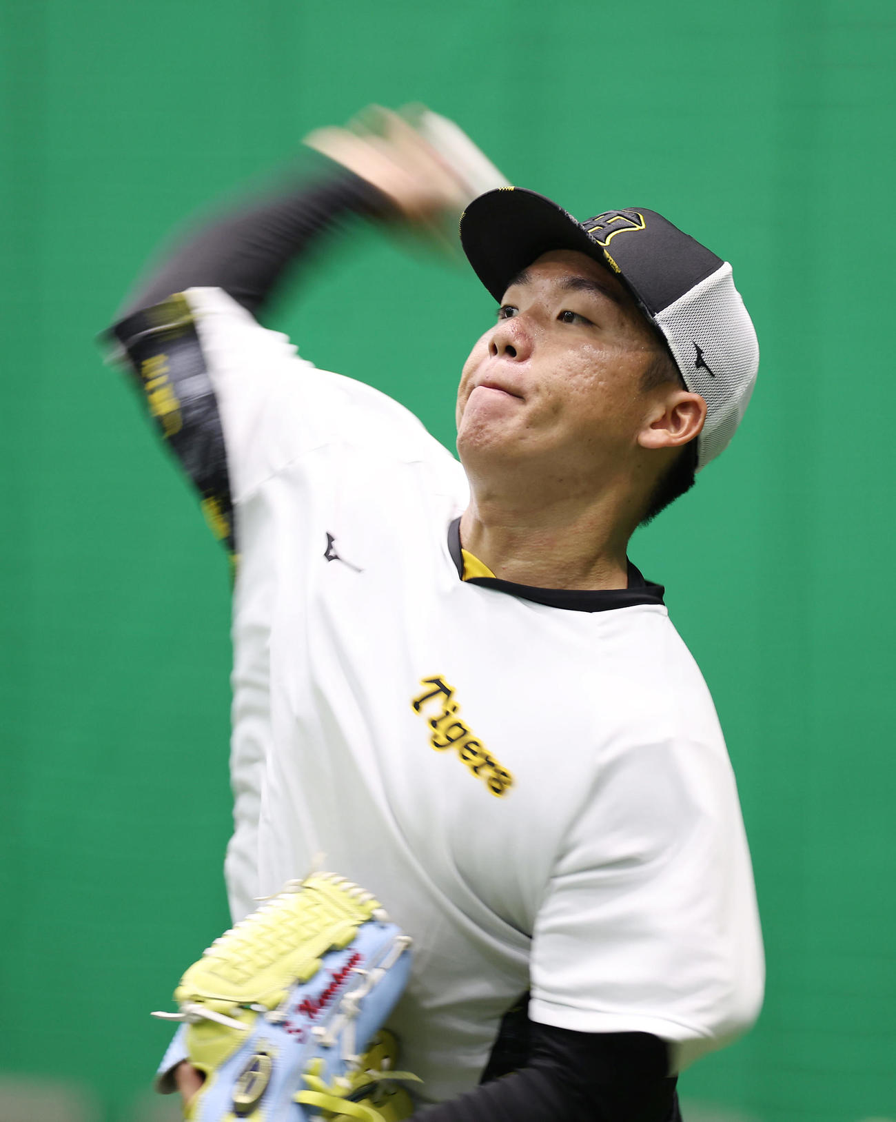 キャッチボールで調整する阪神村上（撮影・前田充）