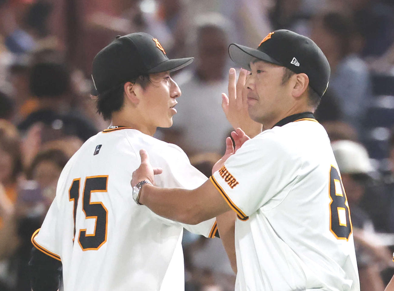 6月30日広島戦で2カ月ぶりセーブの巨人大勢（左）と阿部監督