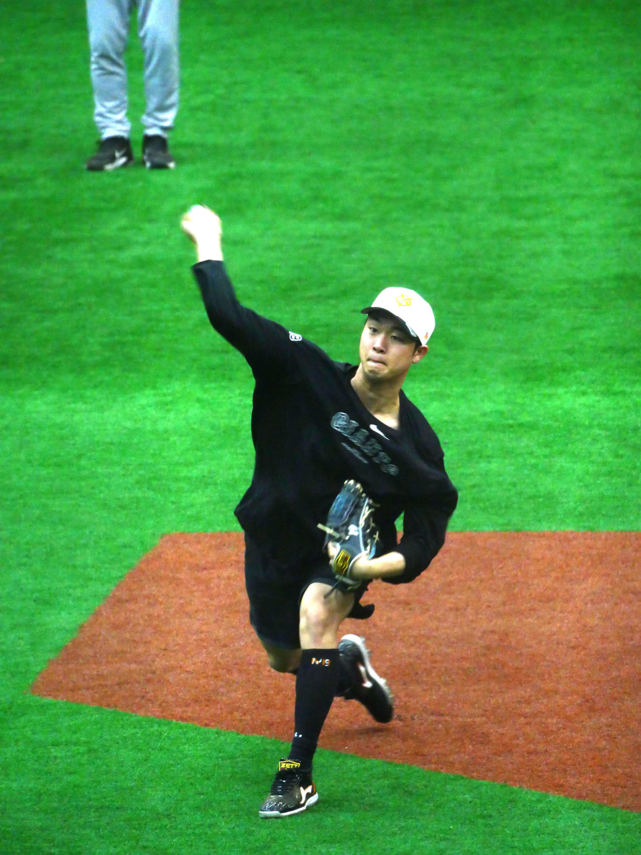 キャッチボールをする巨人山崎伊（撮影・上田悠太）