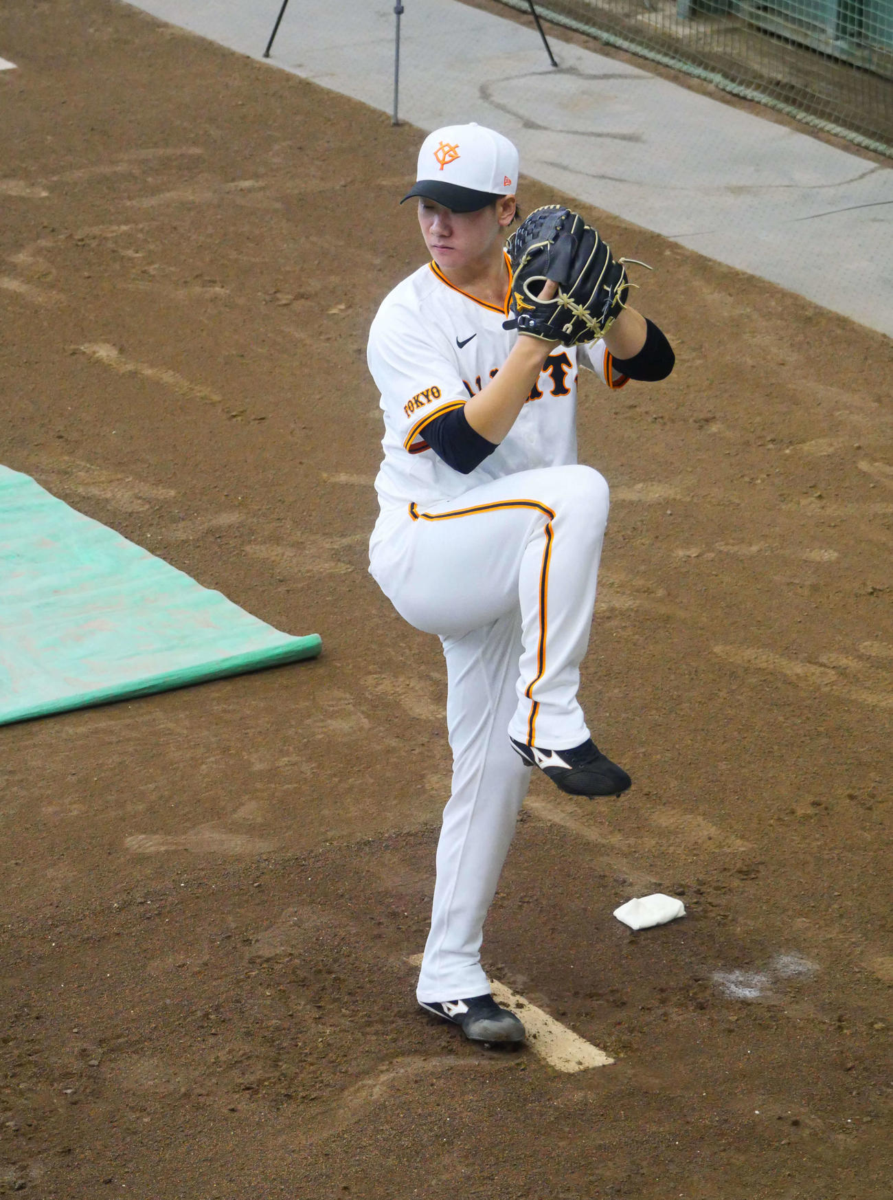 ブルペンで投球練習をする巨人井上（撮影・上田悠太）