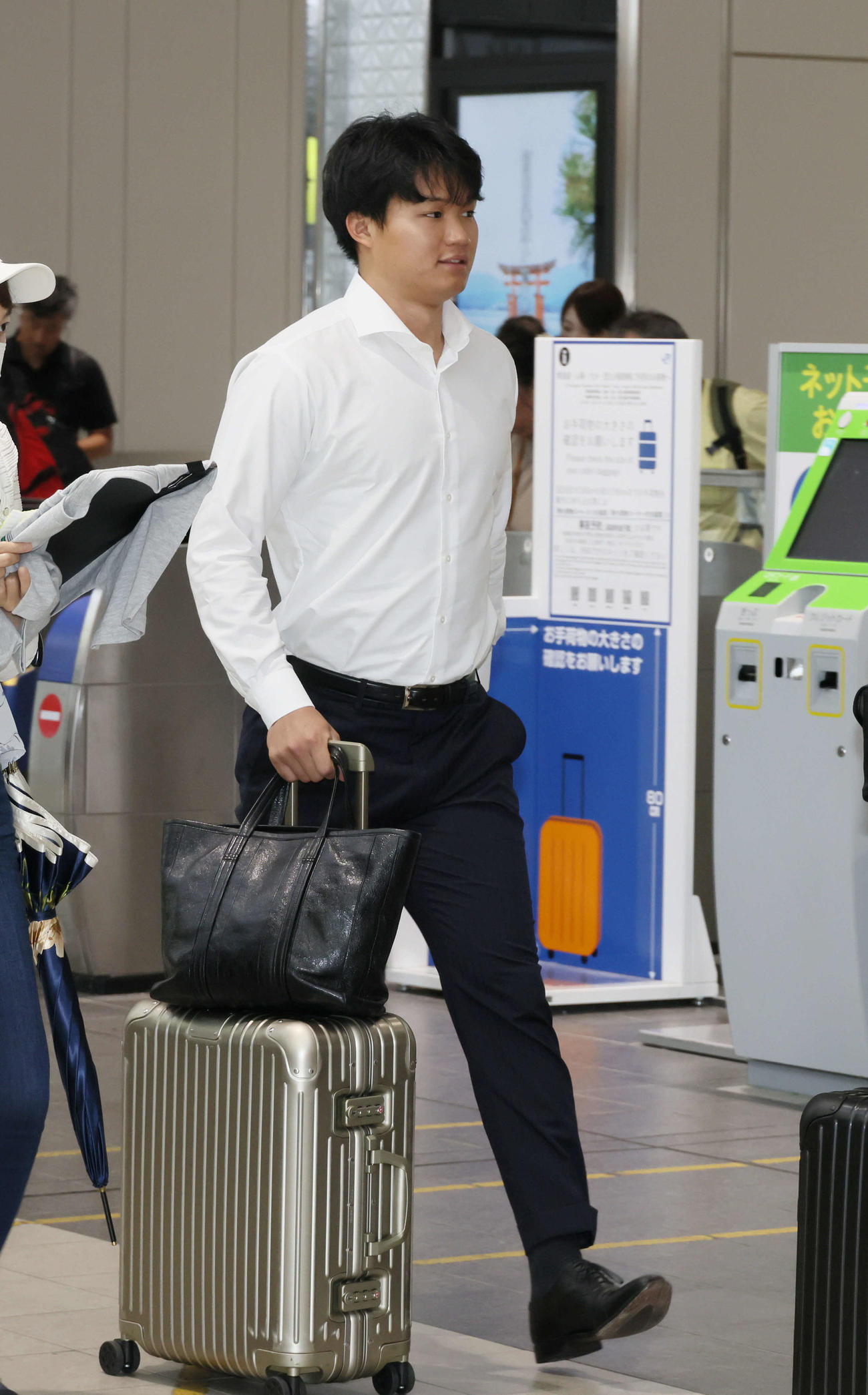 広島入りした阪神森下（撮影・加藤孝規）