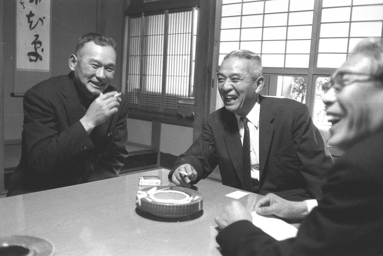 阪神戦が雨天中止となり、藤本定義監督（右）と対談する川上哲治監督