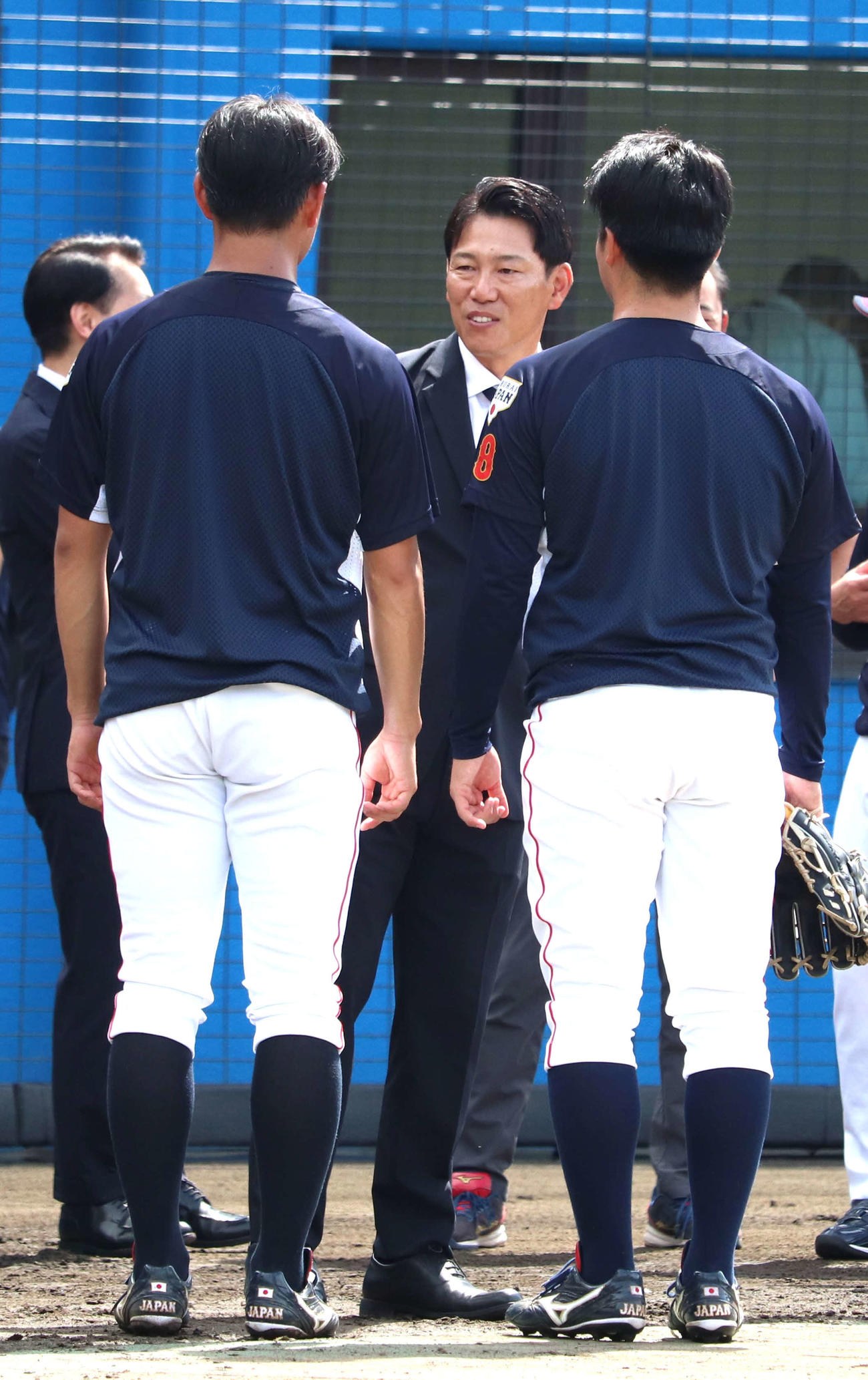 侍ジャパン大学代表選手合宿4日目に訪れた井端監督（中央）と話す（左から）青学大・西川と愛知工大・中村（撮影：佐瀬百合子）