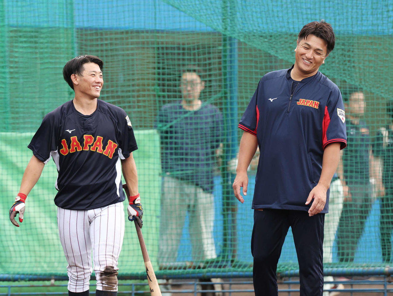 侍ジャパン大学日本代表・勝田（左）と笑顔を見せる高橋臨時打撃コーチ（2024年7月1日撮影）
