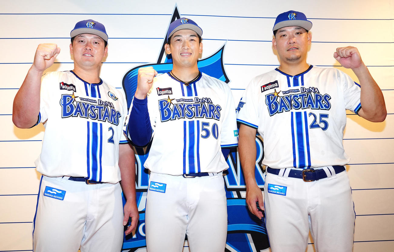 マイナビオールスターゲーム2024にファン投票で選出され、写真に納まる、左からDeNA牧、山本、筒香（撮影・江口和貴）