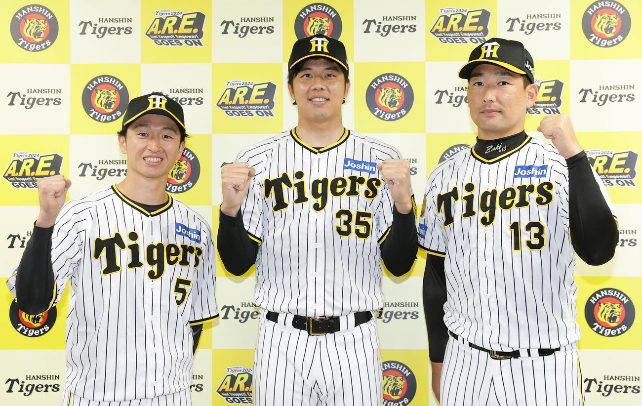 ファン投票でオールスターに選出され、笑顔でポーズをとる、左から阪神近本、才木、岩崎（撮影・前田充）