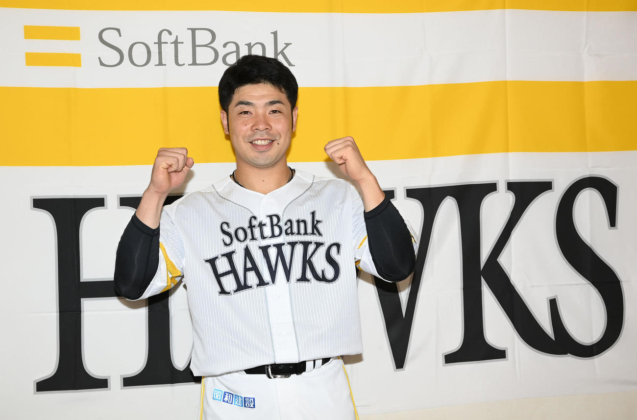 オールスターにファン投票の外野手部門で選出されポーズを決めるソフトバンク近藤（撮影・たえ見朱実）