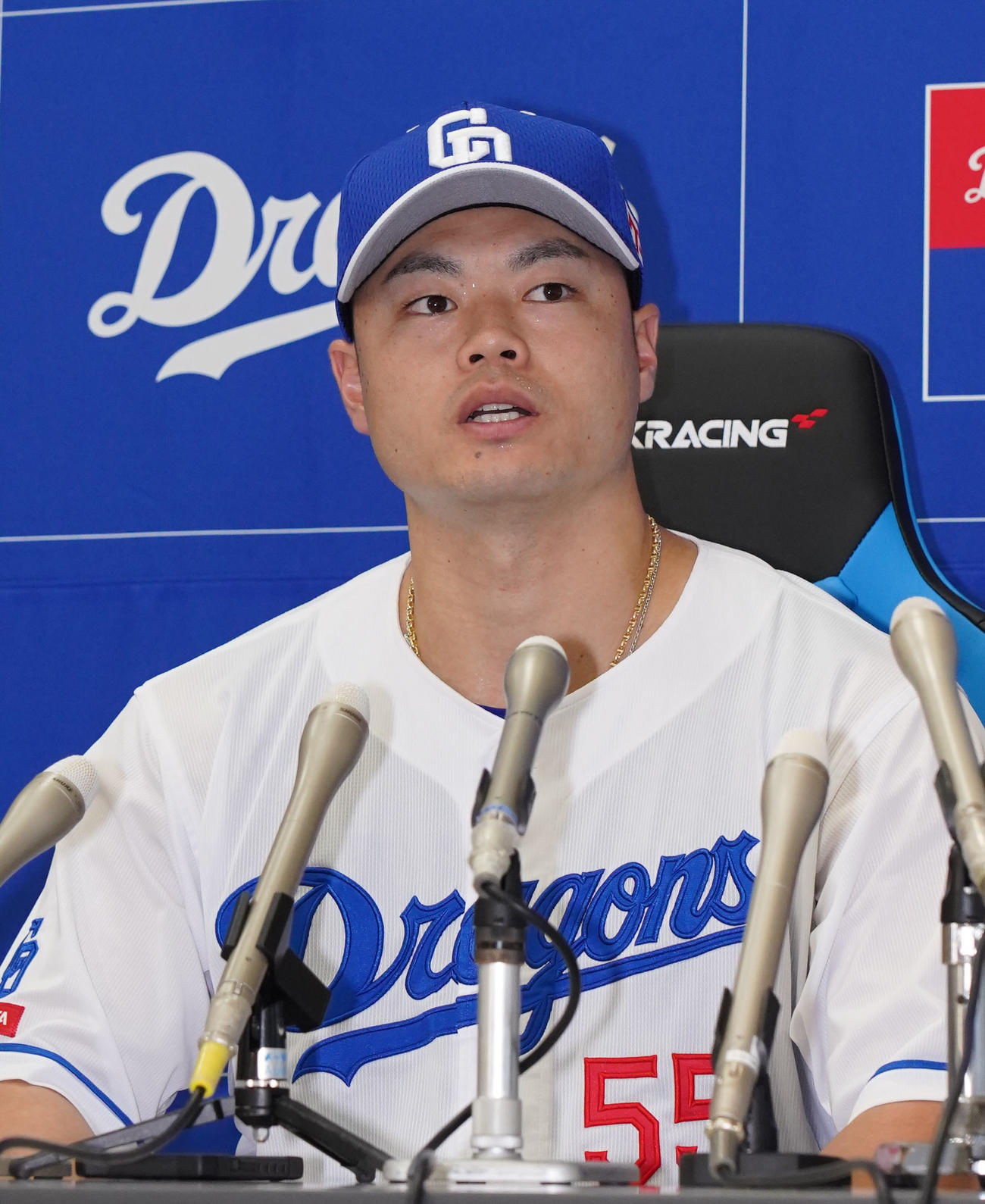 ファン投票で選出され喜ぶ細川成也（撮影・森本幸一）