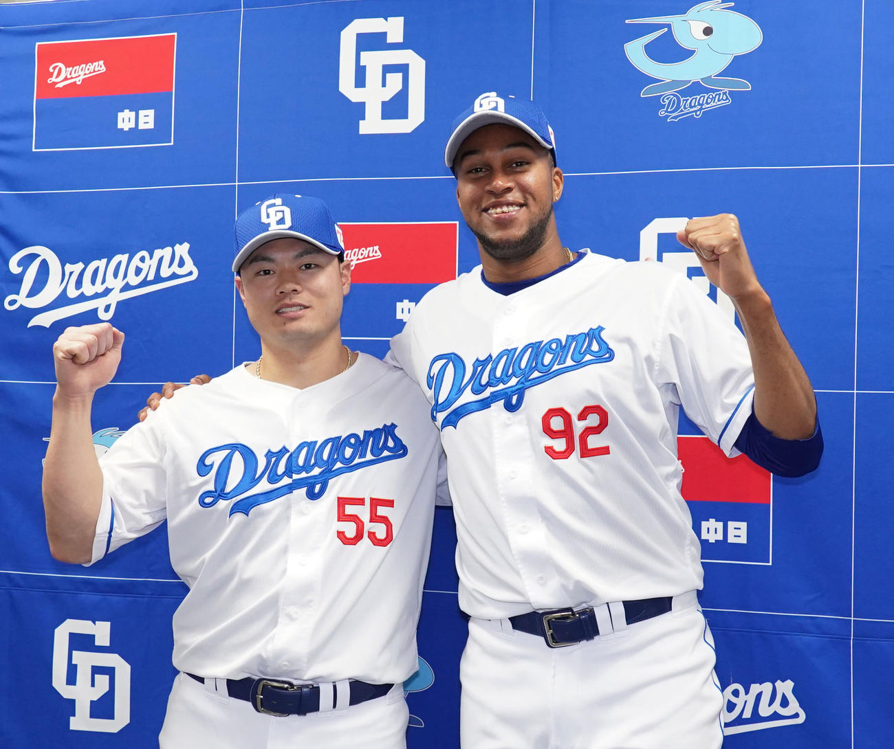 ファン投票で選出されポーズを決める（左から）細川成也とライデル・マルティネス（撮影・森本幸一）