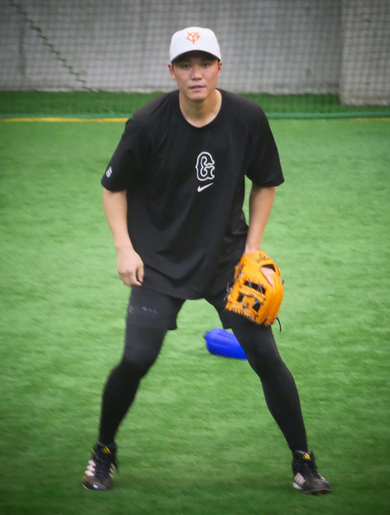 ノックを受ける巨人坂本（撮影・上田悠太）