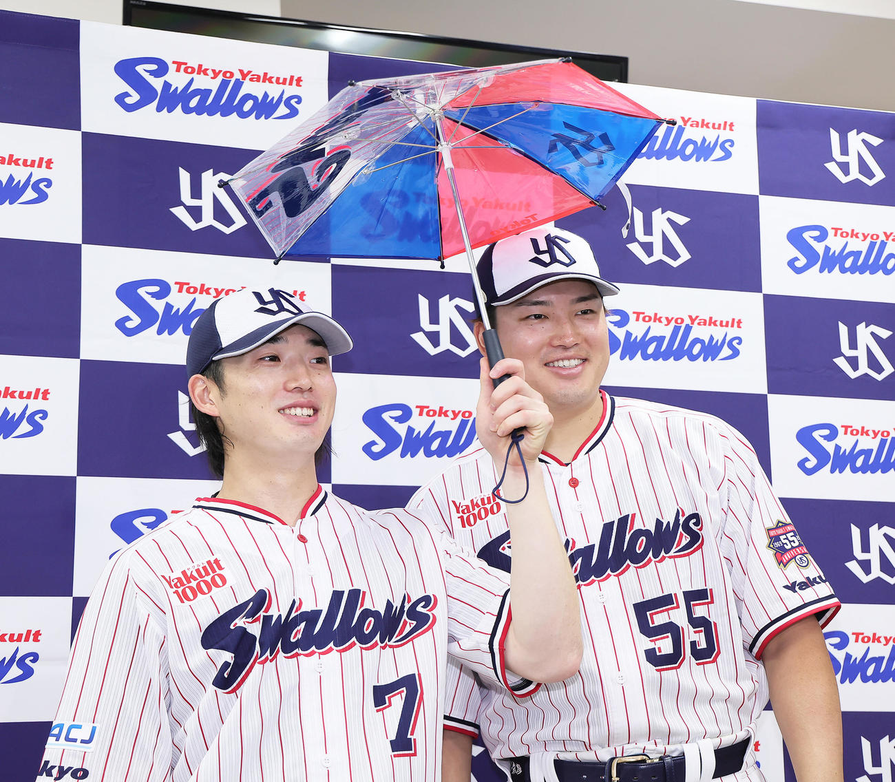 オールスターゲームに選出されたヤクルトの長岡（左）と村上（撮影・足立雅史）