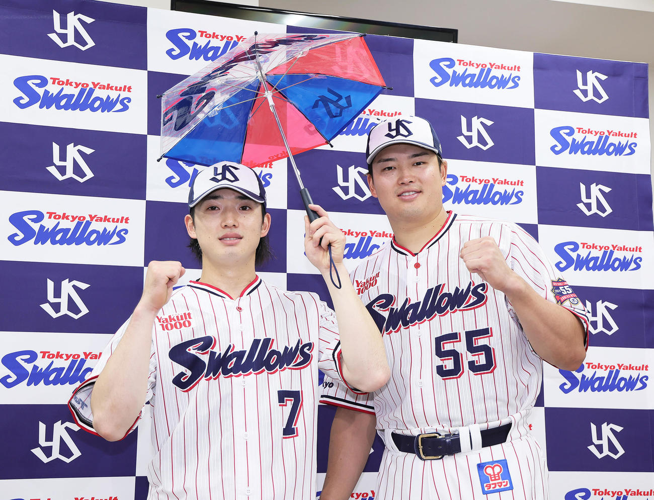 オールスターゲームに選出されたヤクルトの長岡（左）と村上（撮影・足立雅史）