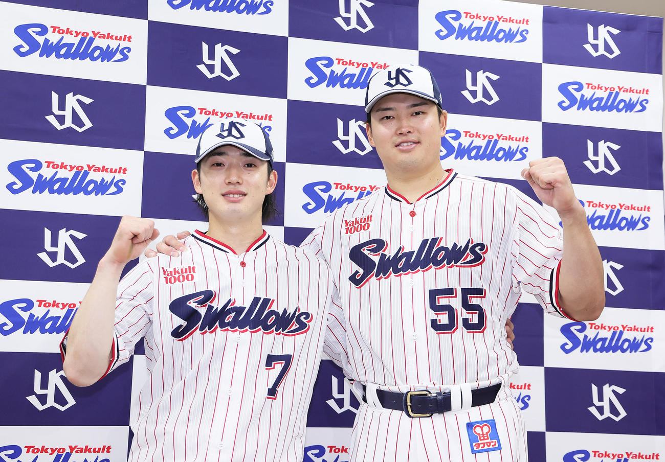 オールスターゲームに選出されたヤクルトの長岡（左）と村上（撮影・足立雅史）