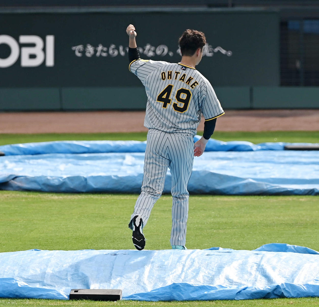 広島対阪神　マツダスタジアムのマウンドの感触を確認する大竹（撮影・前岡正明）
