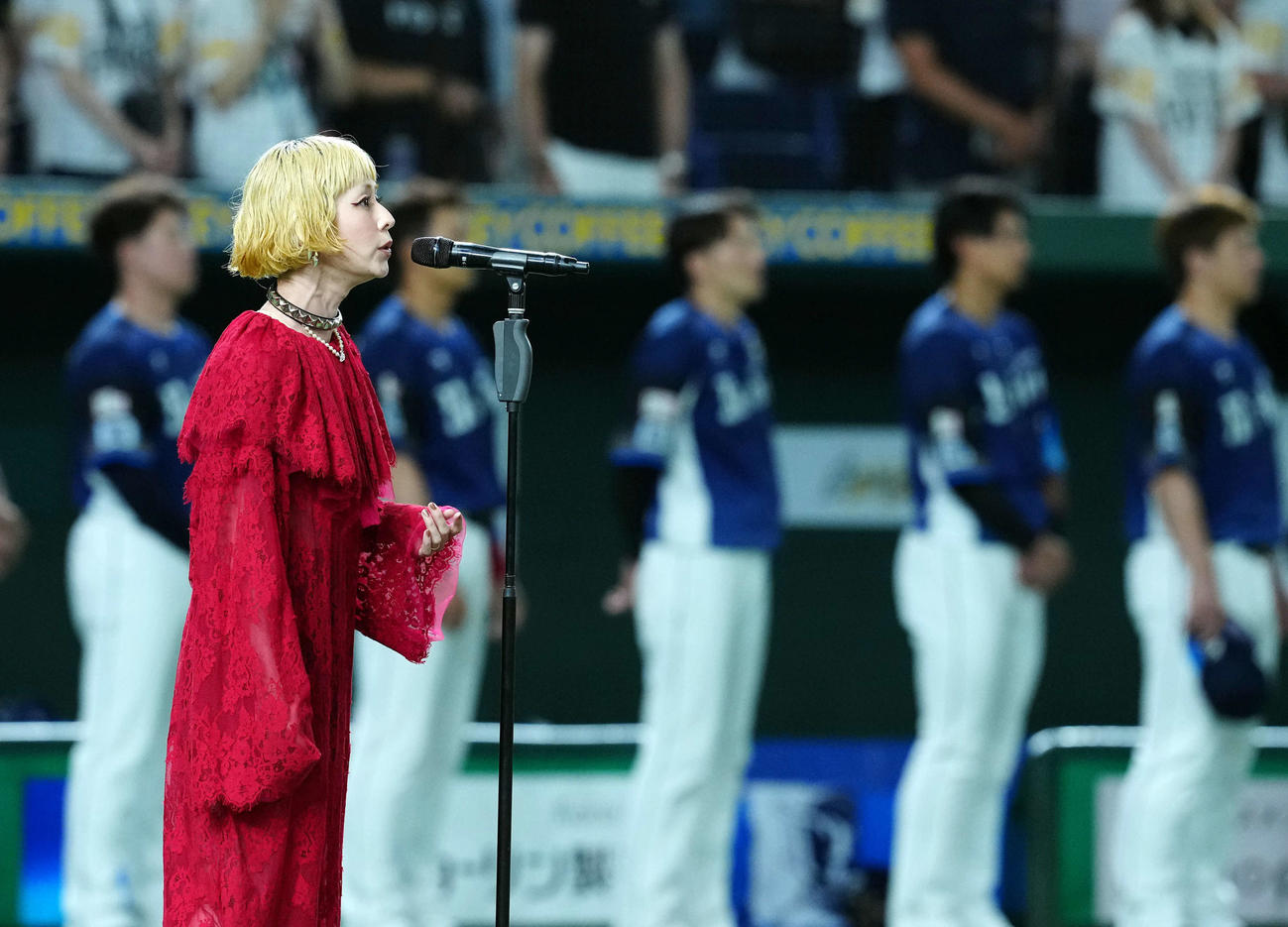 ソフトバンク対西武　君が代を独唱する木村カエラ（撮影・たえ見朱実）