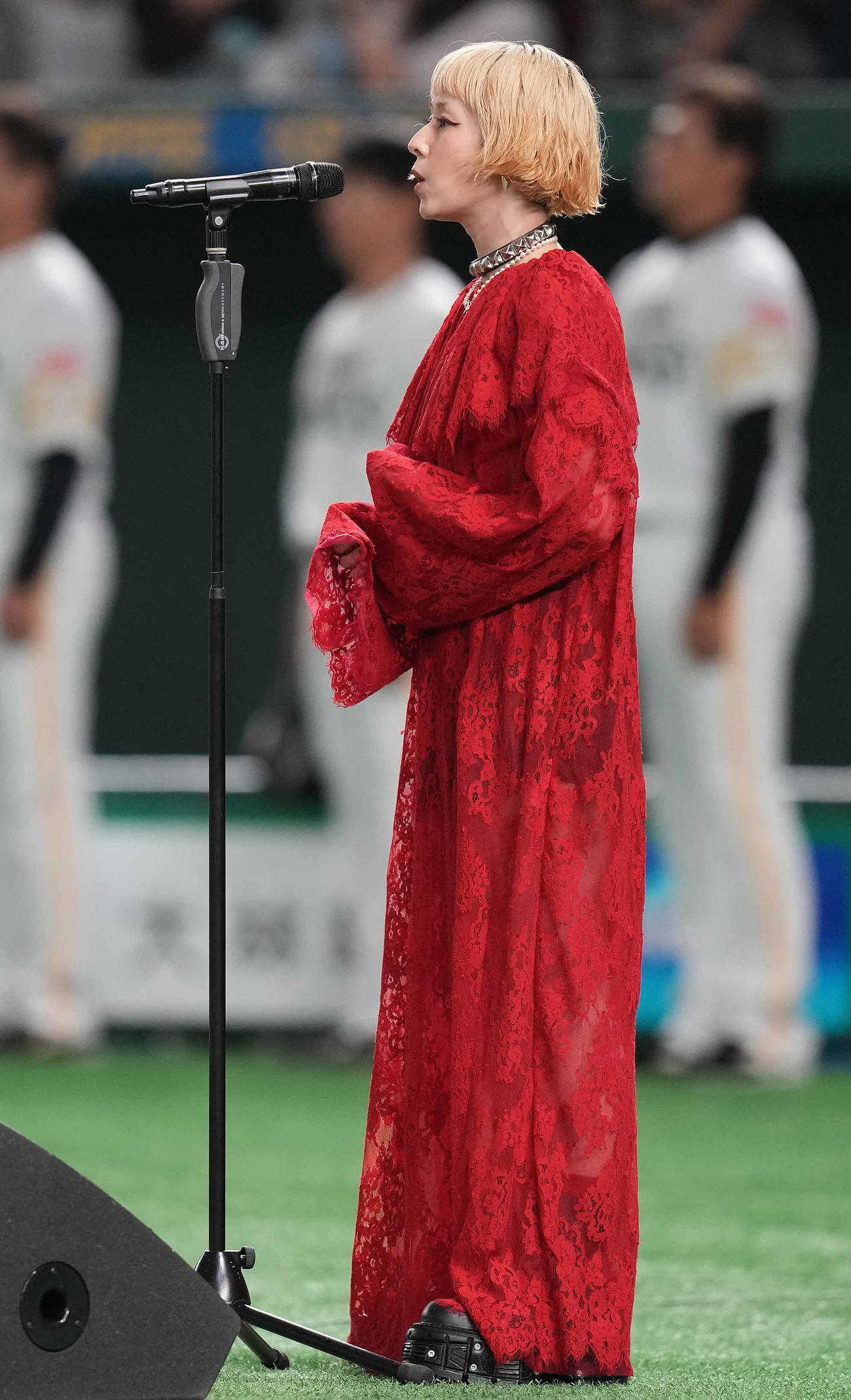 ソフトバンク対西武　君が代を独唱する木村カエラ（撮影・鈴木みどり）