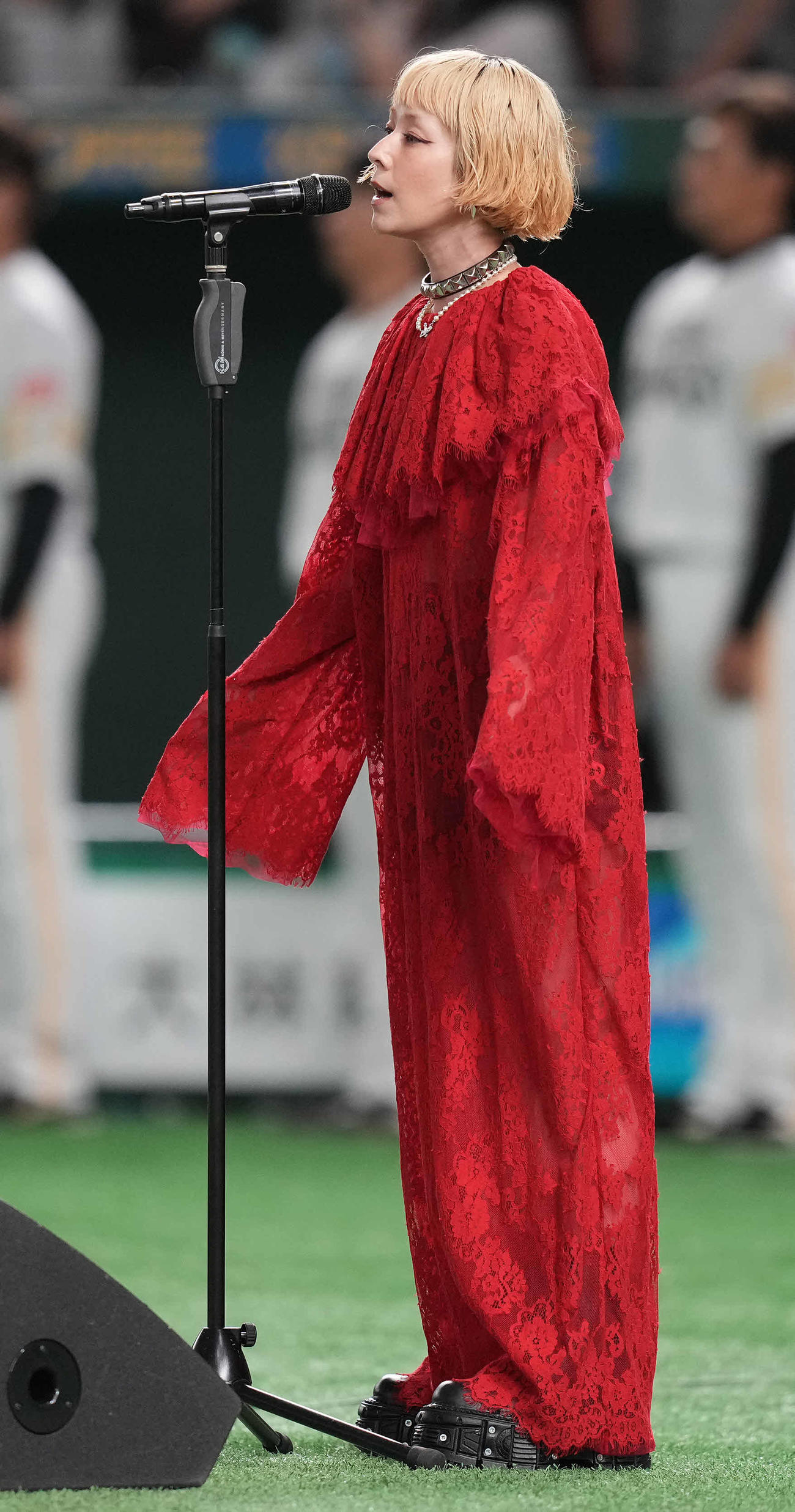 ソフトバンク対西武　君が代を独唱する木村カエラ（撮影・鈴木みどり）