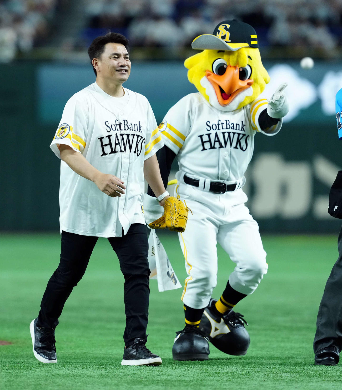 ソフトバンク対西武　始球式を務めた井口氏（撮影・たえ見朱実）