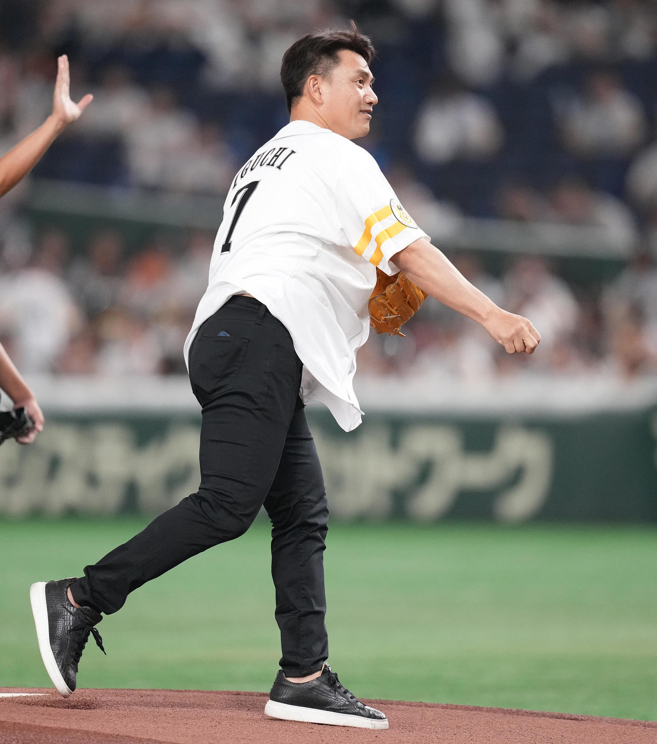 ソフトバンク対西武　始球式で投球する井口資仁氏（撮影・鈴木みどり）