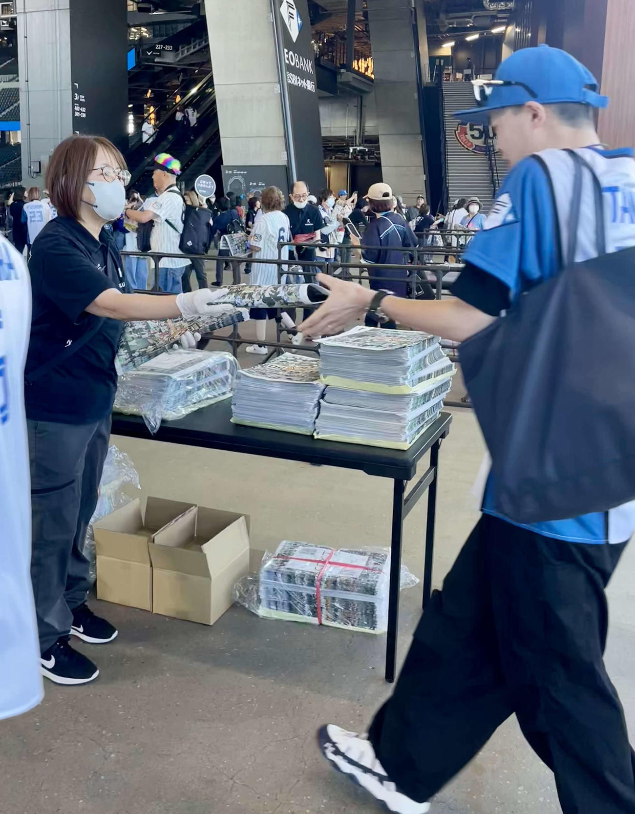 来場者に配布された「ファイターズ50周年記念紙」